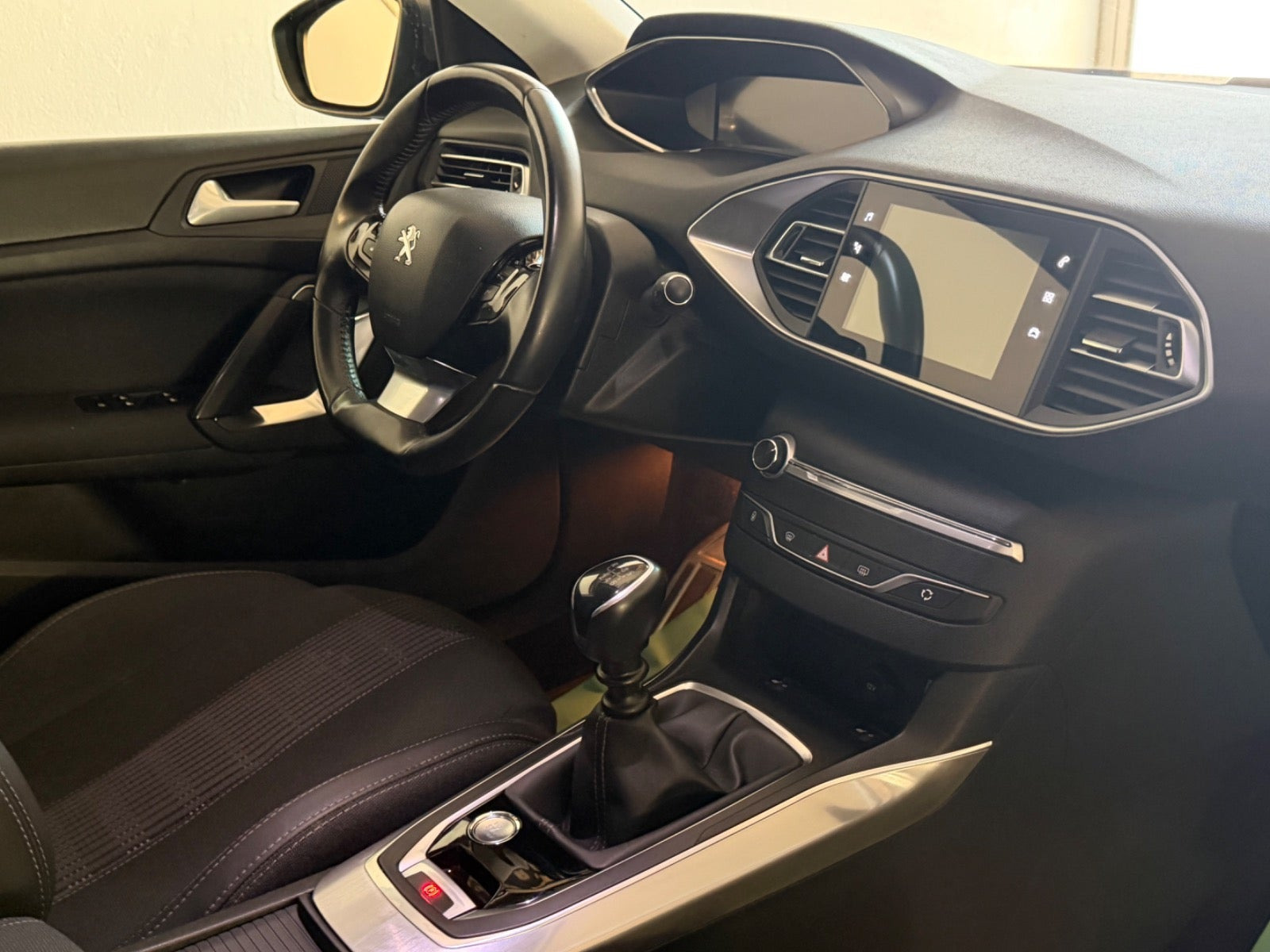 Grå Peugeot 308 fra 2021