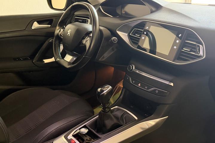 Grå Peugeot 308 fra 2021
