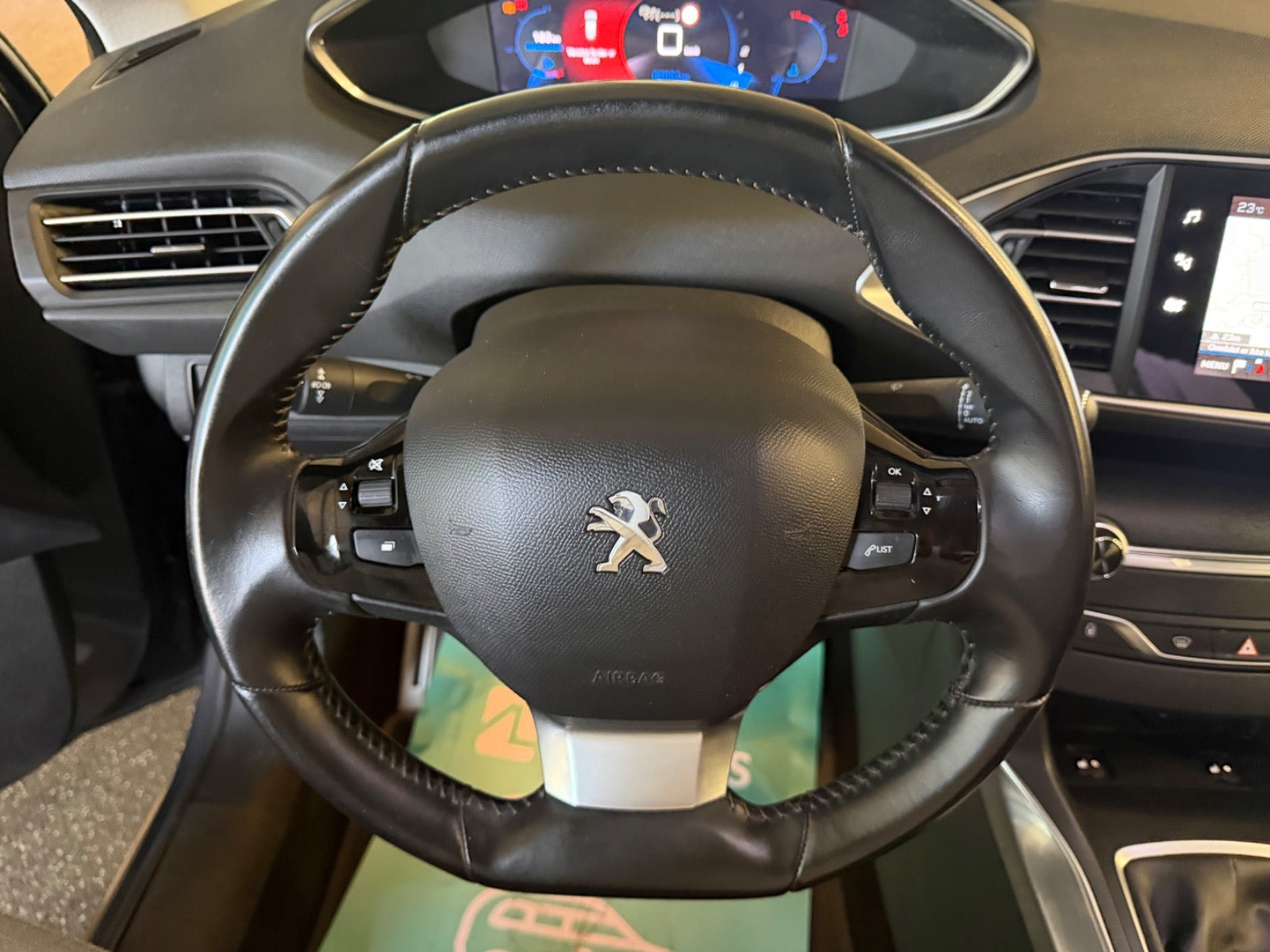 Grå Peugeot 308 fra 2021