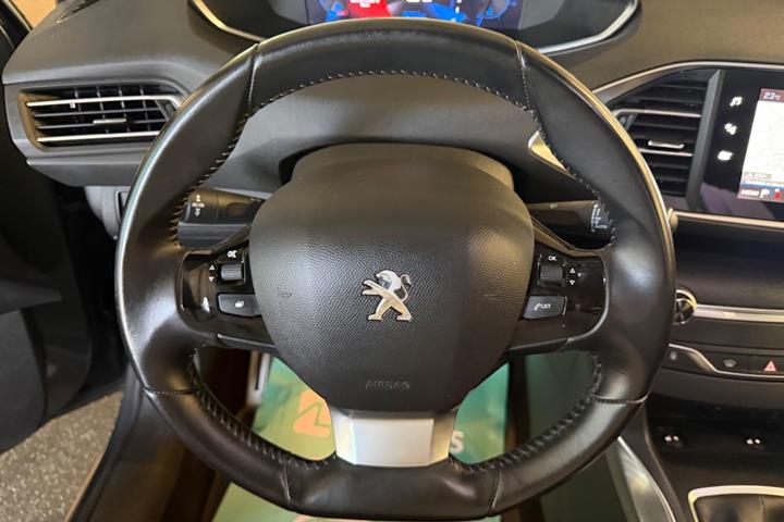 Grå Peugeot 308 fra 2021