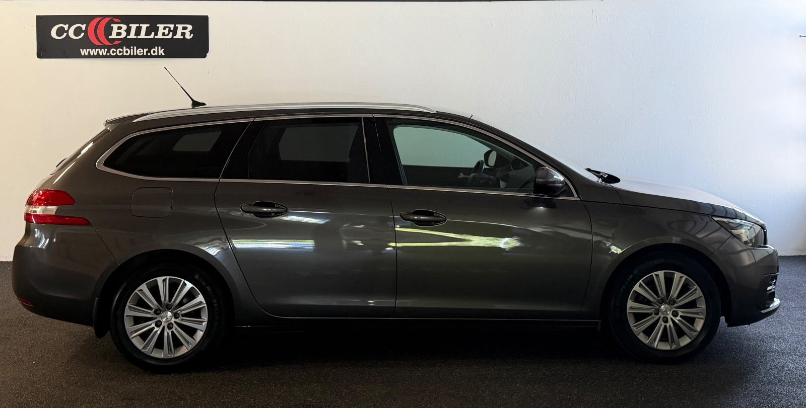Grå Peugeot 308 fra 2021