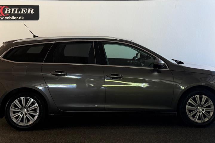 Grå Peugeot 308 fra 2021