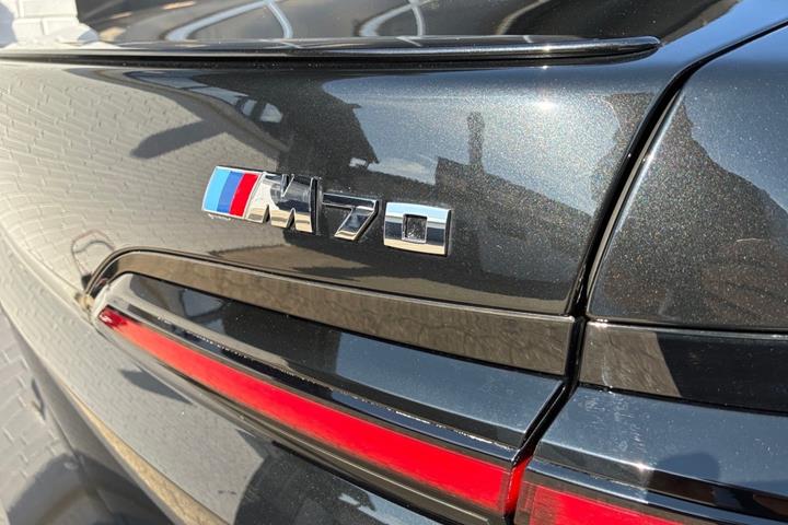 Sort BMW i7 fra 2024