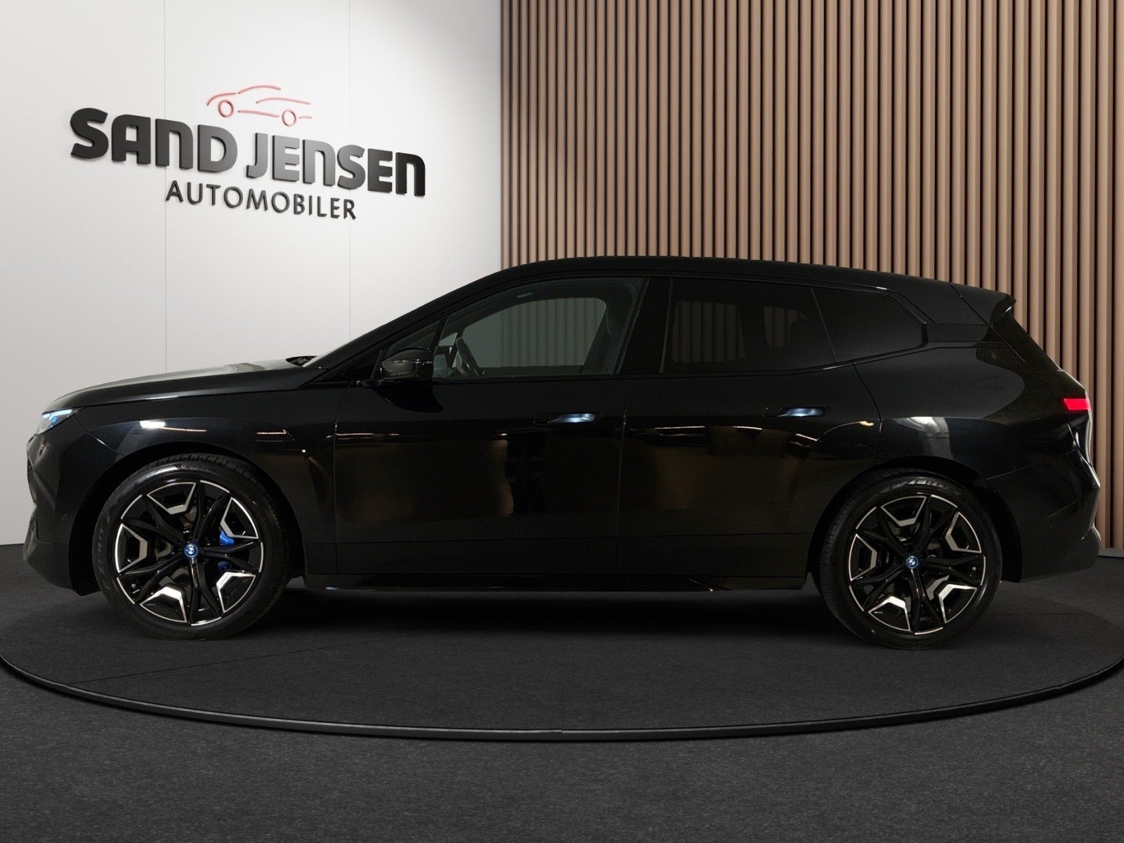 BMW iX xDrive40, 326hp, 2024