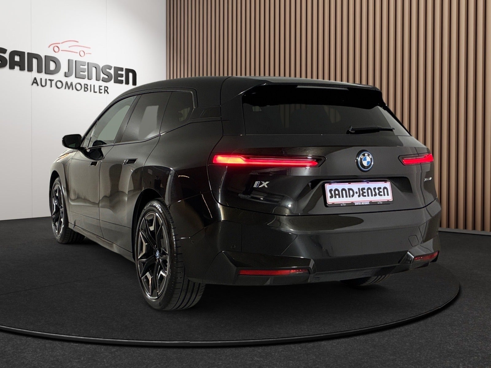 BMW iX xDrive40, 326hp, 2024