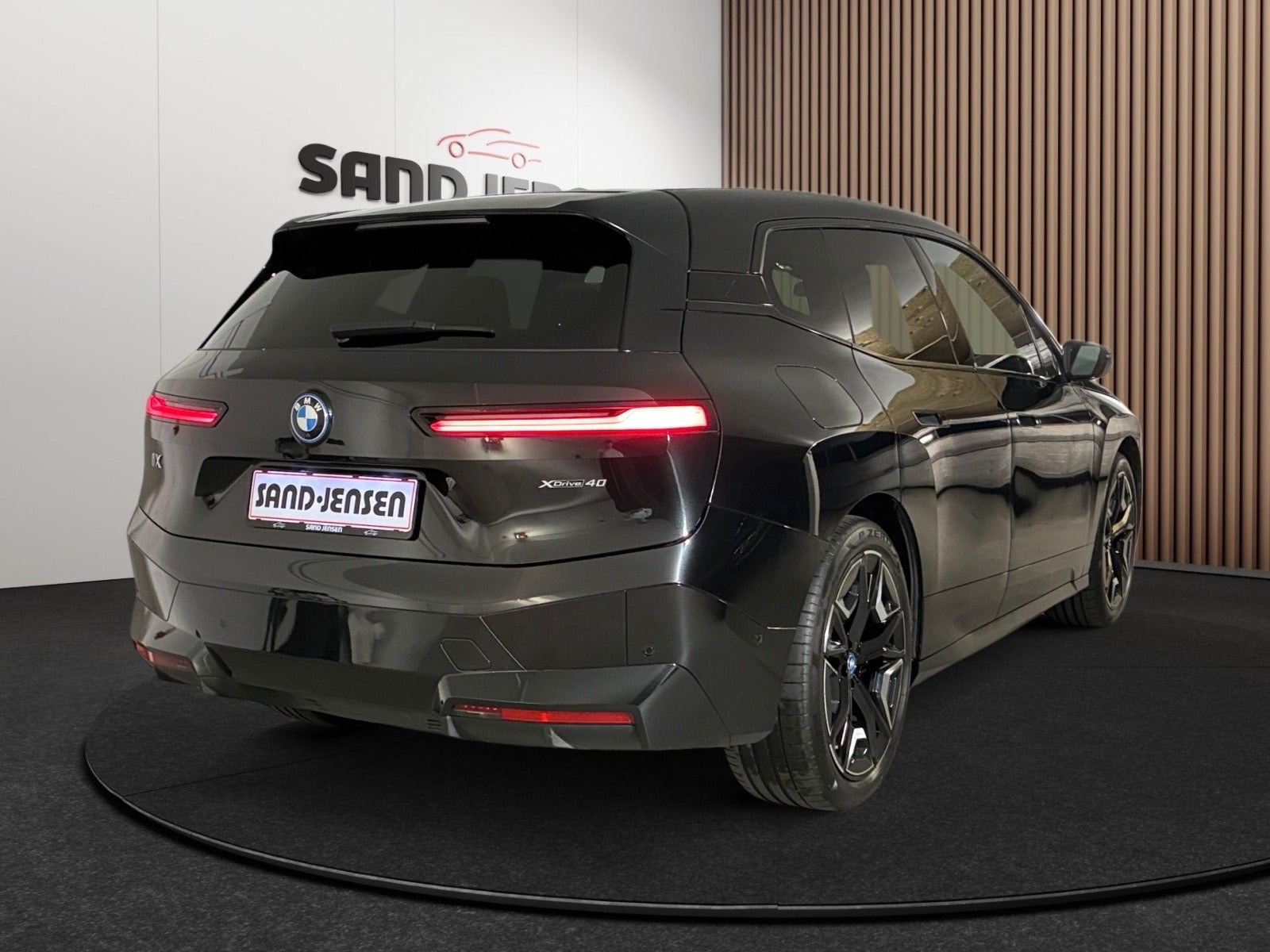 BMW iX xDrive40, 326hp, 2024