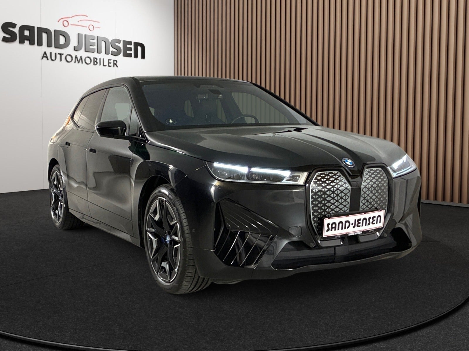 BMW iX xDrive40, 326hp, 2024