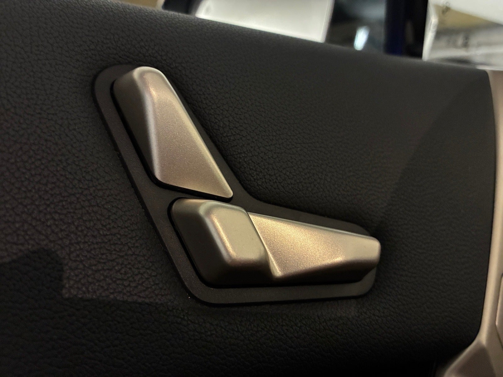 BMW iX xDrive40, 326hp, 2024