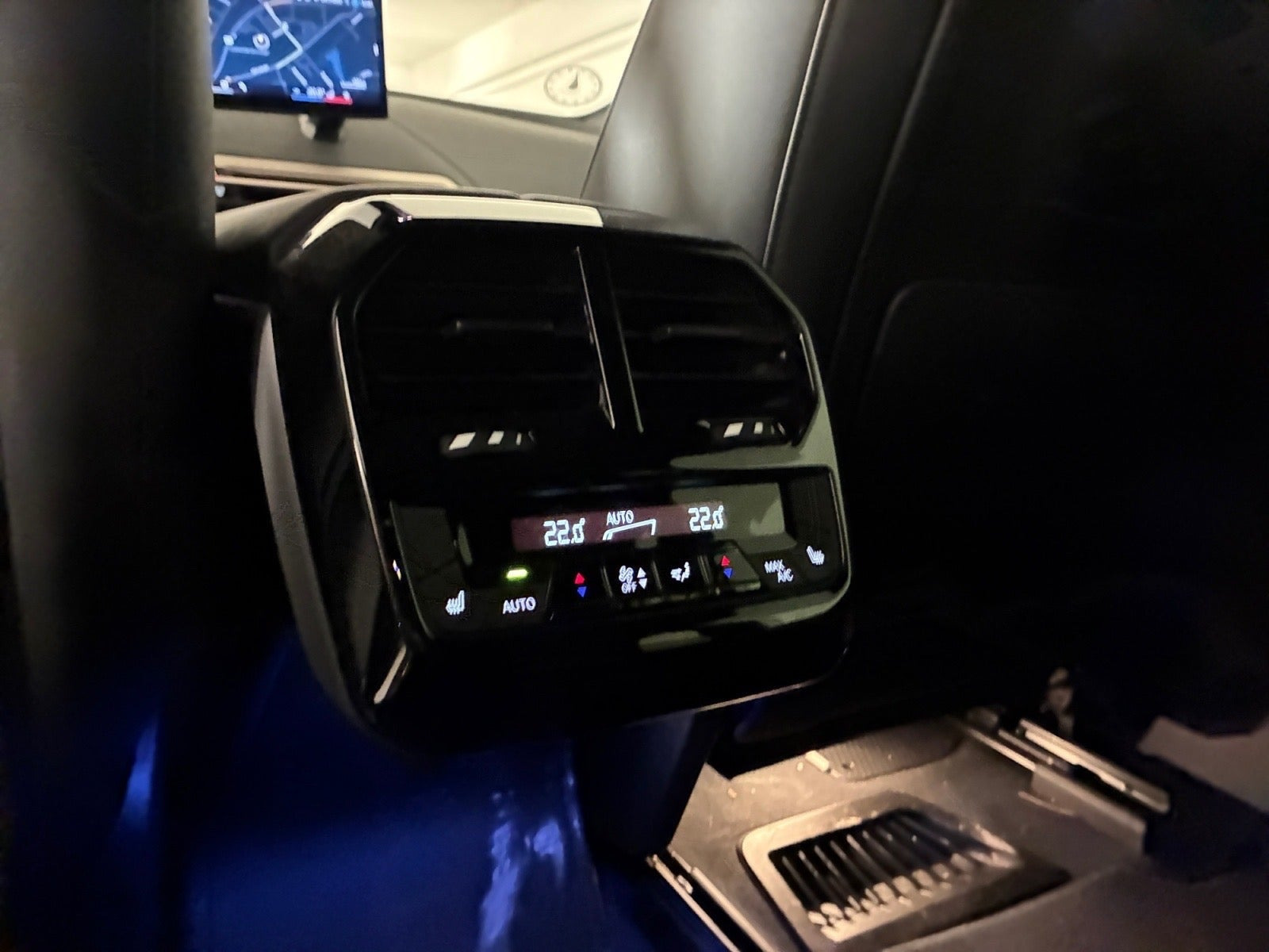 BMW iX xDrive40, 326hp, 2024