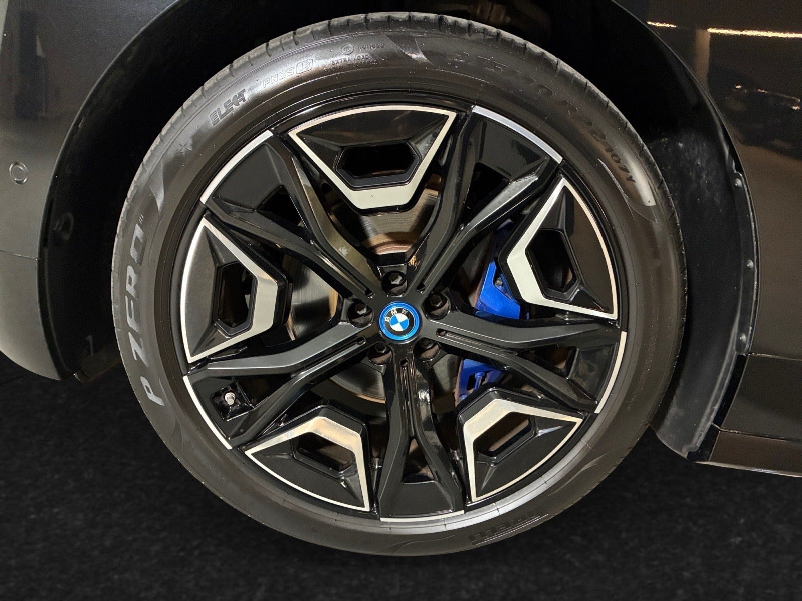 BMW iX xDrive40, 326hp, 2024