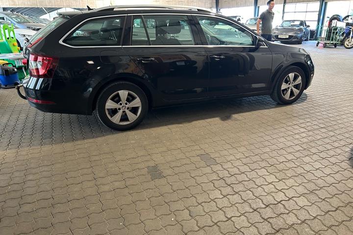 Sort Skoda Octavia fra 2020