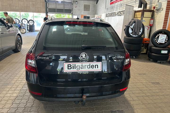 Sort Skoda Octavia fra 2020