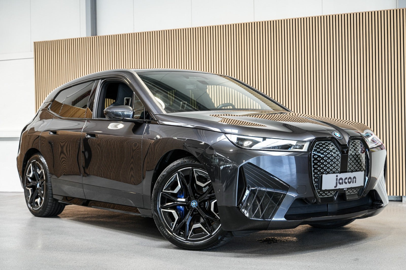 Grå BMW iX fra 2023