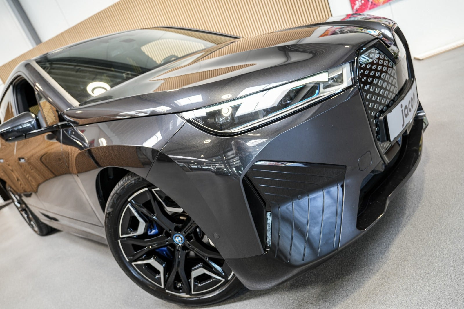 Grå BMW iX fra 2023
