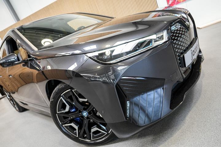 Grå BMW iX fra 2023