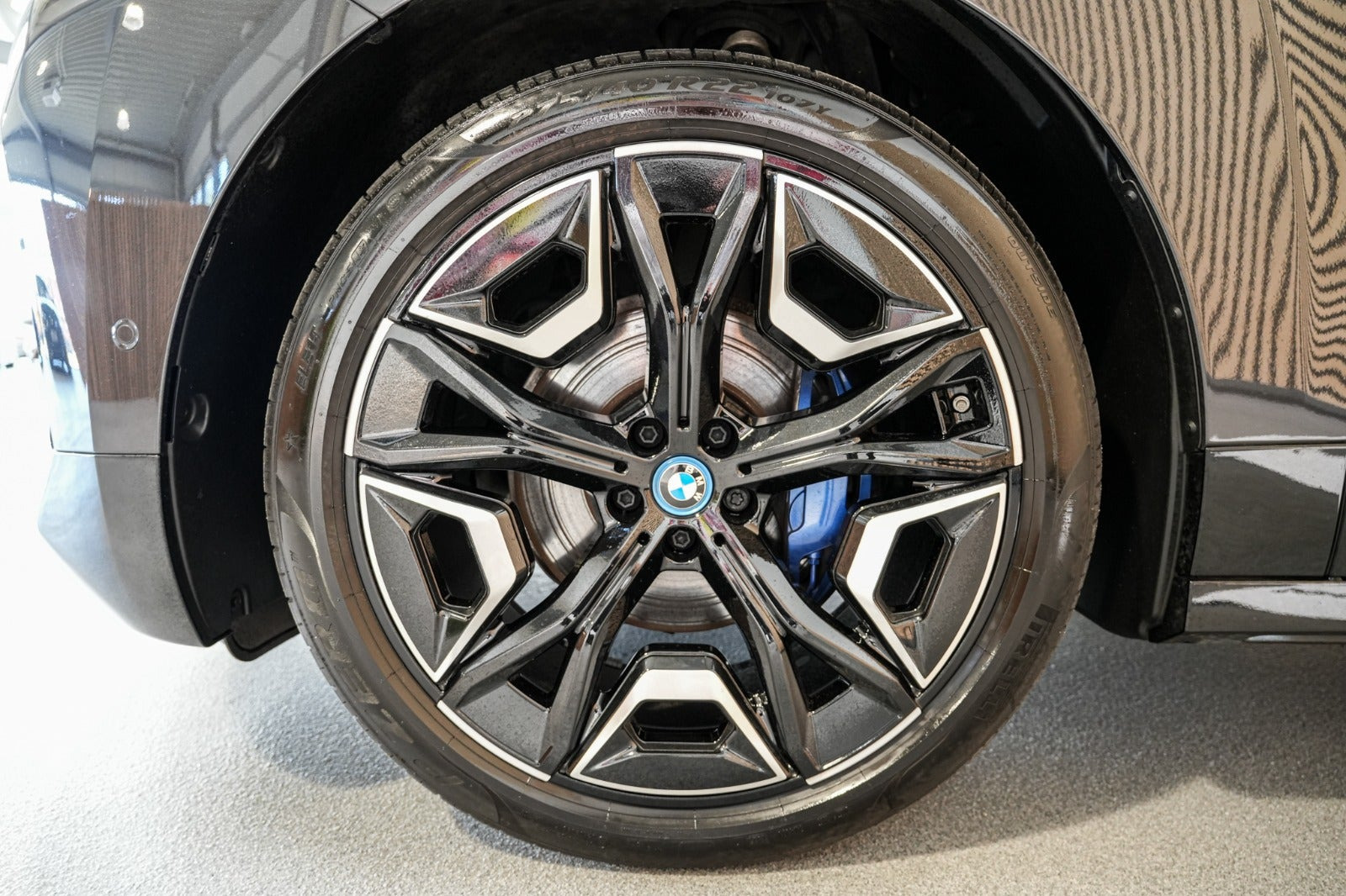 Grå BMW iX fra 2023