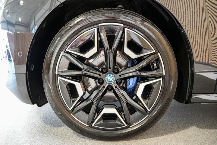 Grå BMW iX fra 2023