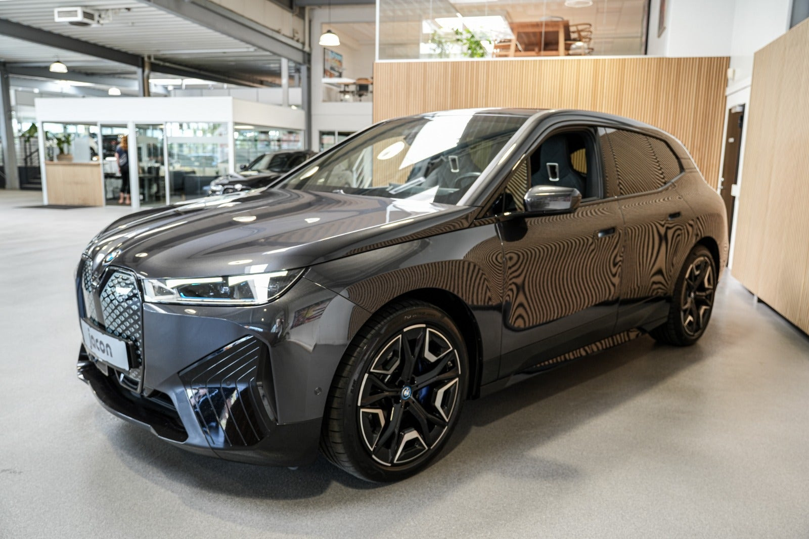 Grå BMW iX fra 2023
