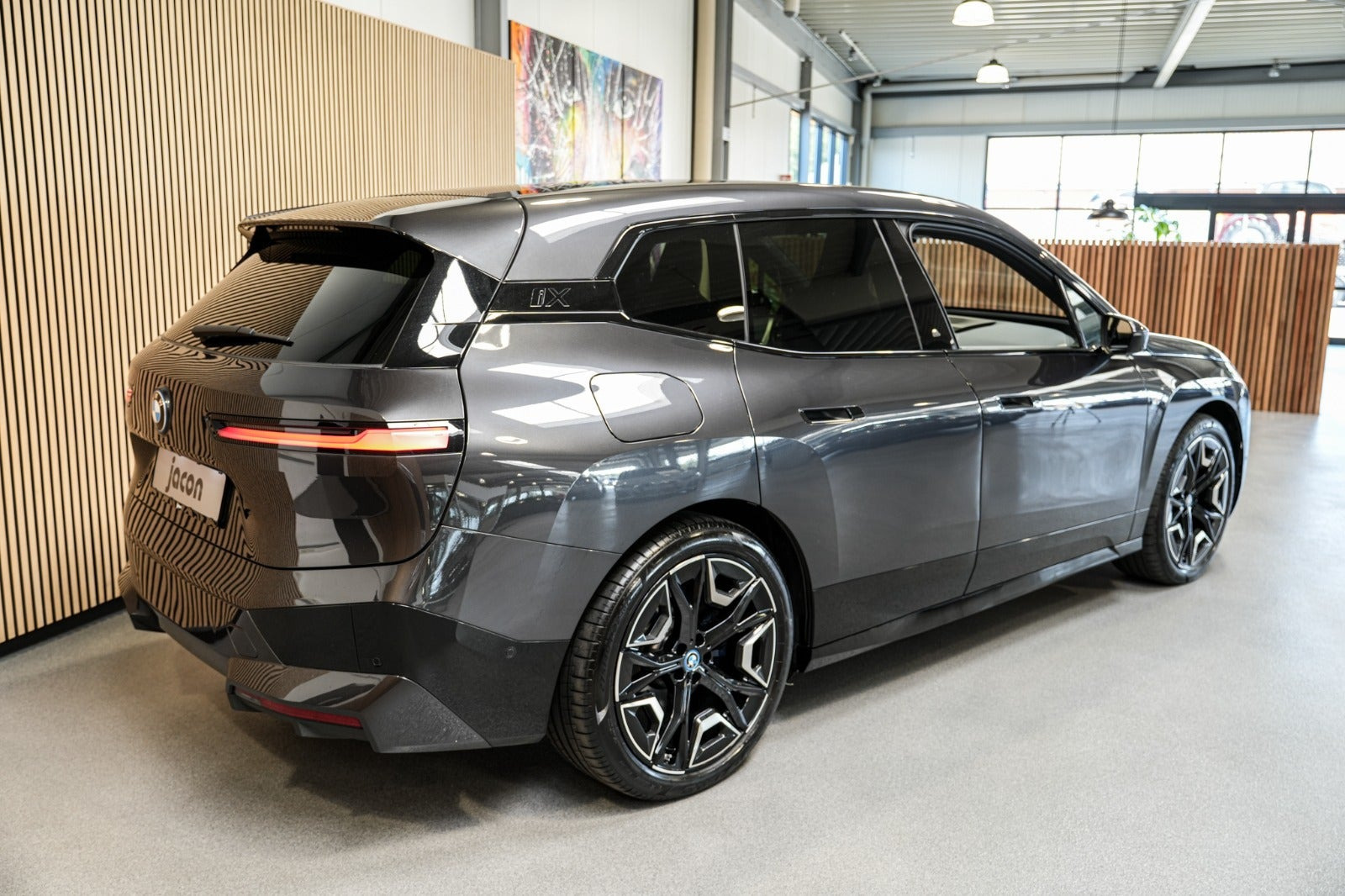 Grå BMW iX fra 2023