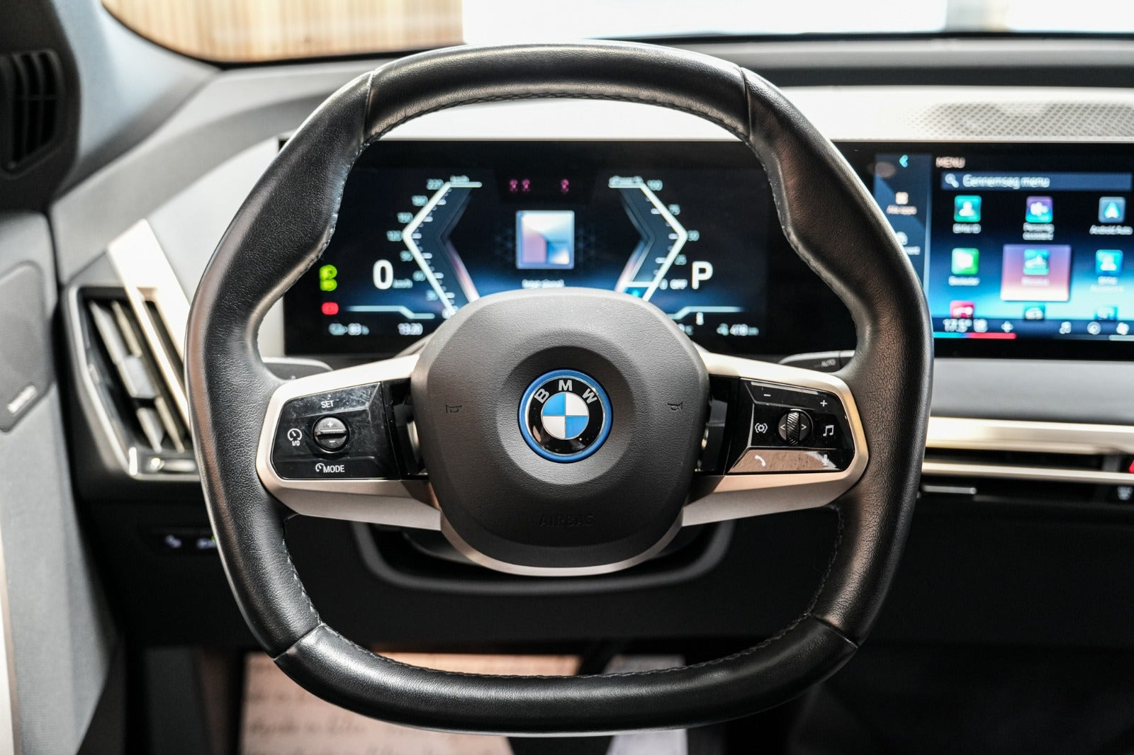 Grå BMW iX fra 2023