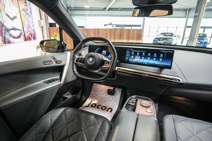 Grå BMW iX fra 2023
