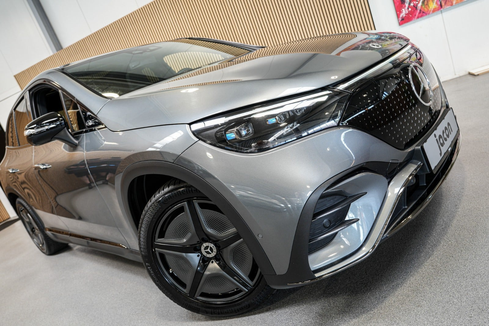 Grå Mercedes EQE350 SUV fra 2023