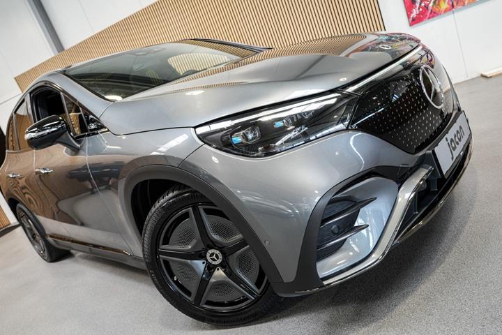 Grå Mercedes EQE350 SUV fra 2023