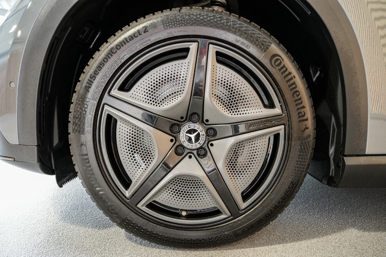 Grå Mercedes EQE350 SUV fra 2023