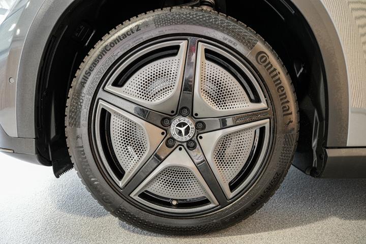 Grå Mercedes EQE350 SUV fra 2023