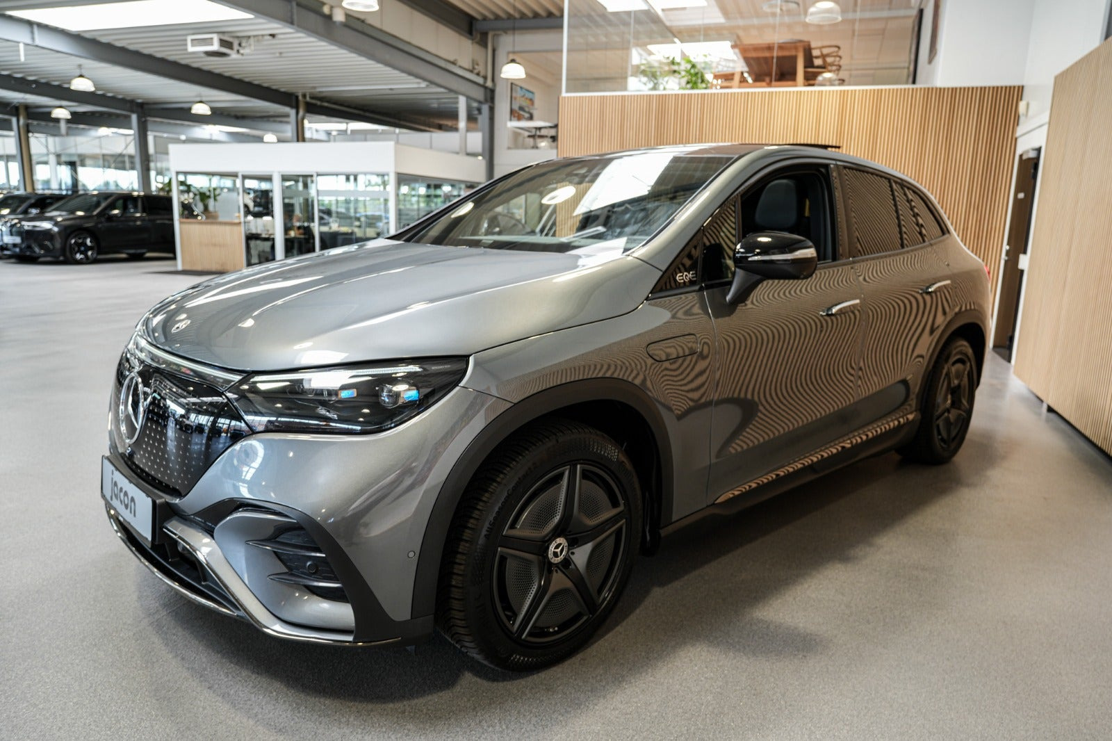 Grå Mercedes EQE350 SUV fra 2023