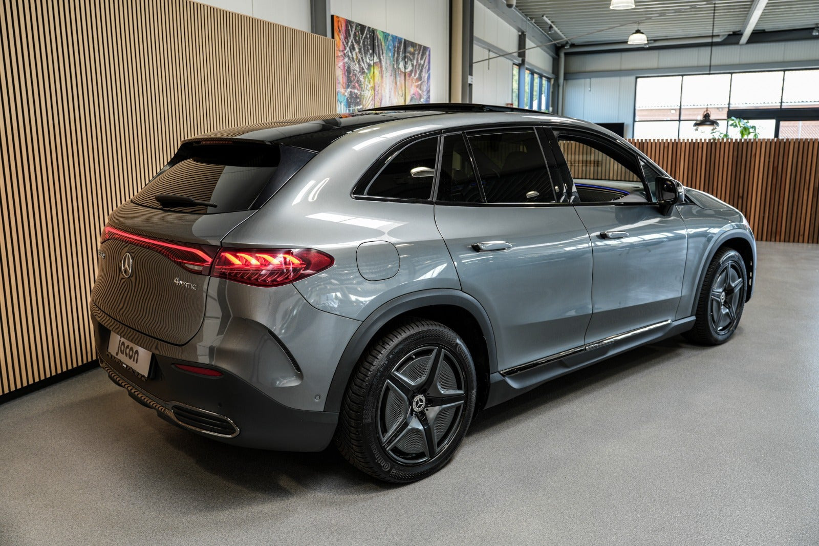 Grå Mercedes EQE350 SUV fra 2023