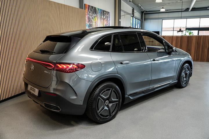 Grå Mercedes EQE350 SUV fra 2023