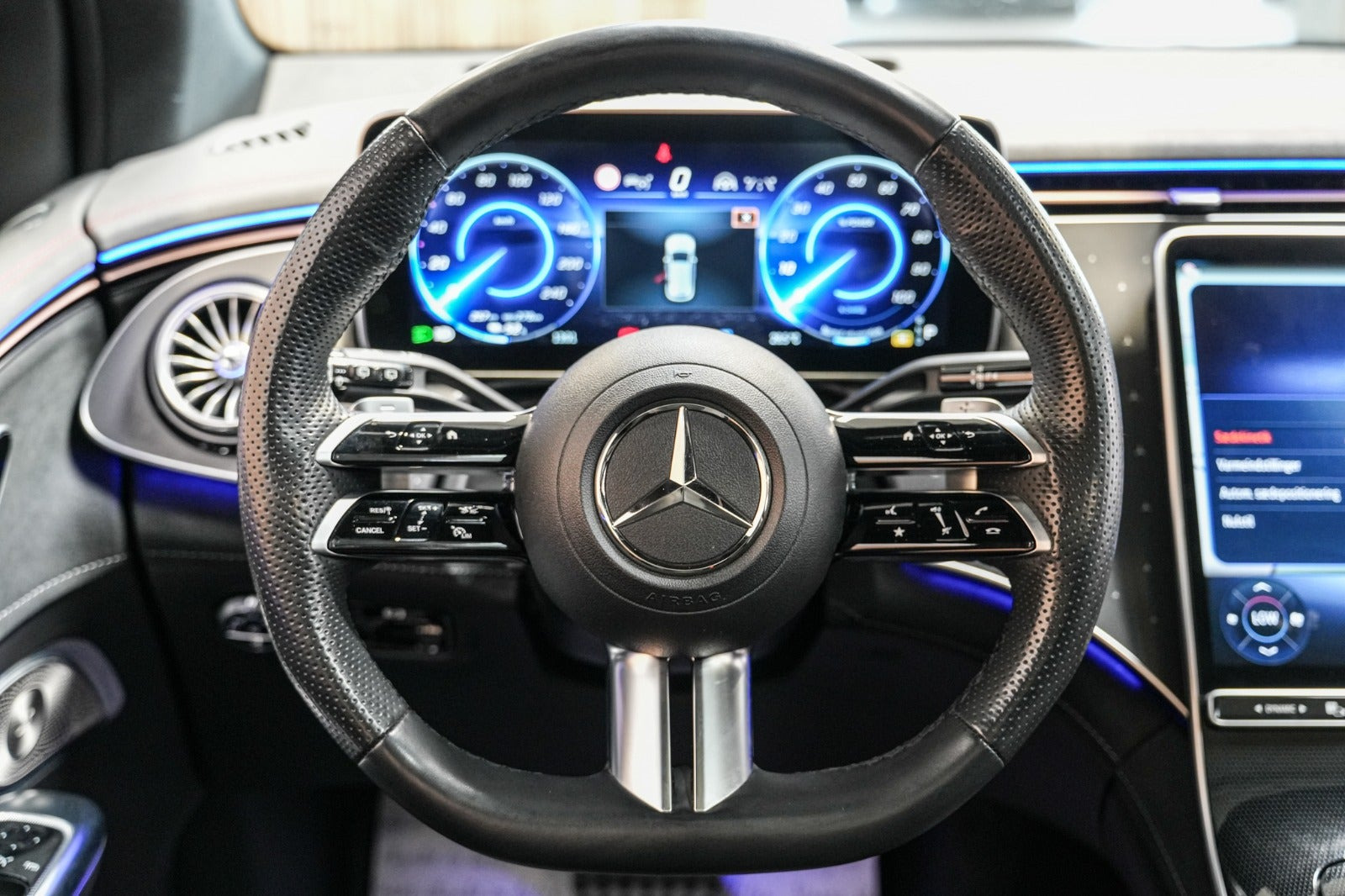 Grå Mercedes EQE350 SUV fra 2023