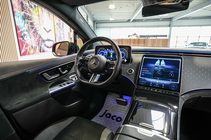 Grå Mercedes EQE350 SUV fra 2023