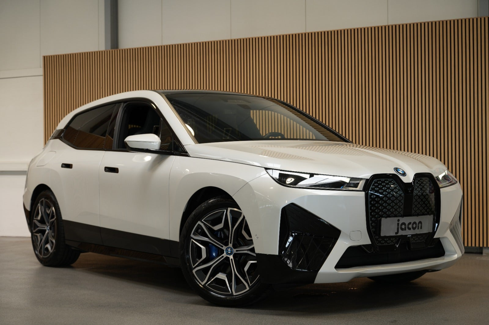 Hvid BMW iX fra 2022