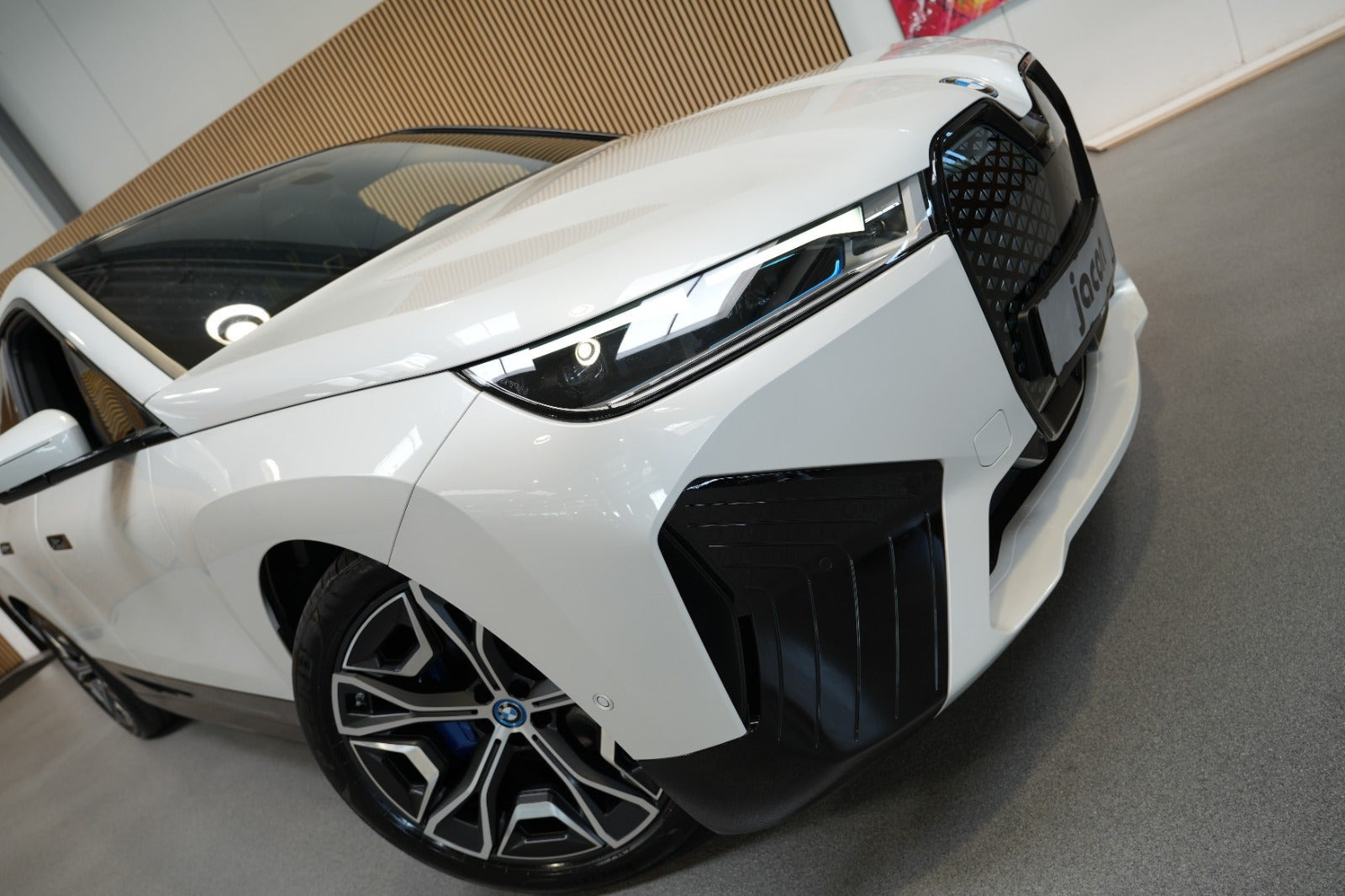 Hvid BMW iX fra 2022
