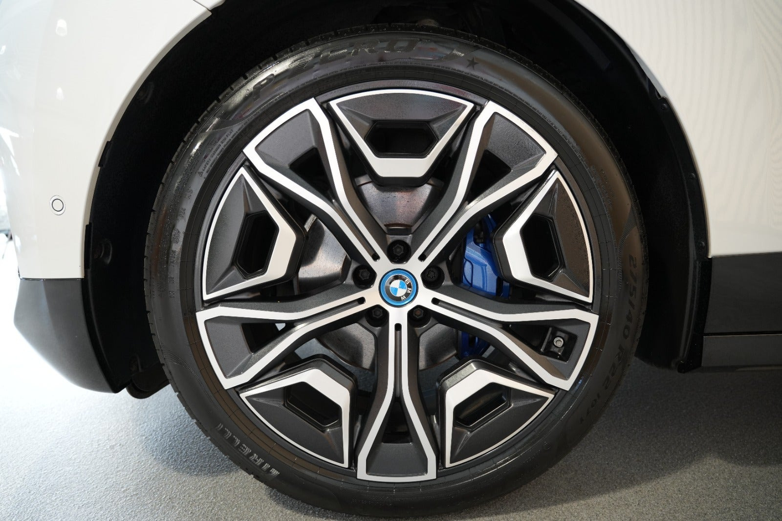 Hvid BMW iX fra 2022