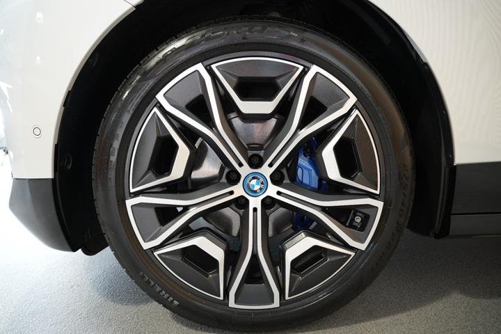 Hvid BMW iX fra 2022