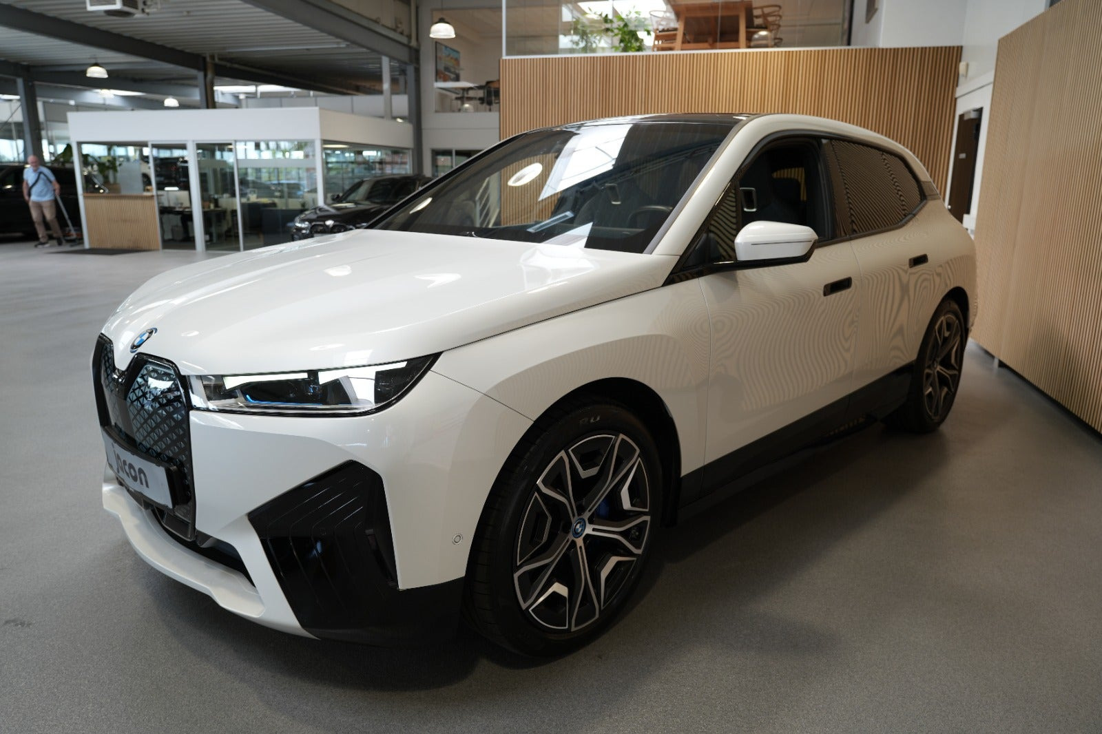 Hvid BMW iX fra 2022
