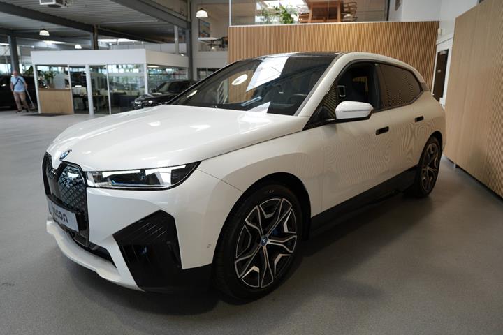 Hvid BMW iX fra 2022