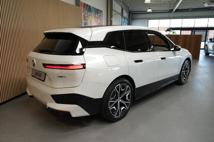 Hvid BMW iX fra 2022
