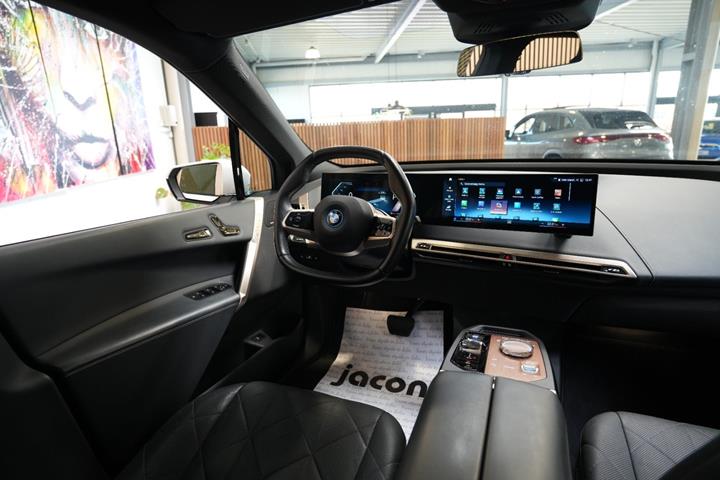 Hvid BMW iX fra 2022