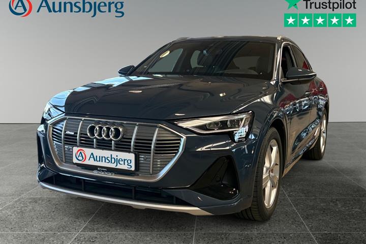 Blå Audi e-tron fra 2022 set udefra