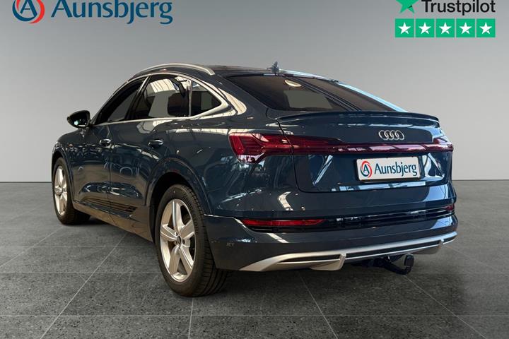 Blå Audi e-tron fra 2022