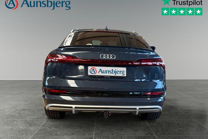 Blå Audi e-tron fra 2022