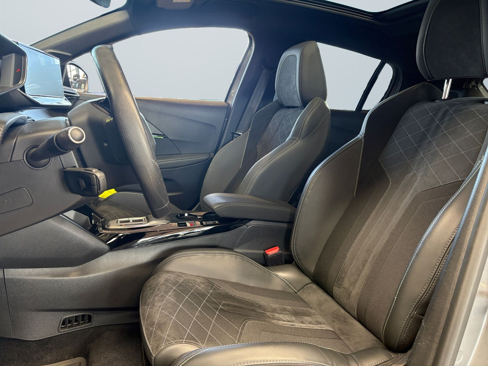 Grå Peugeot e-208 fra 2022