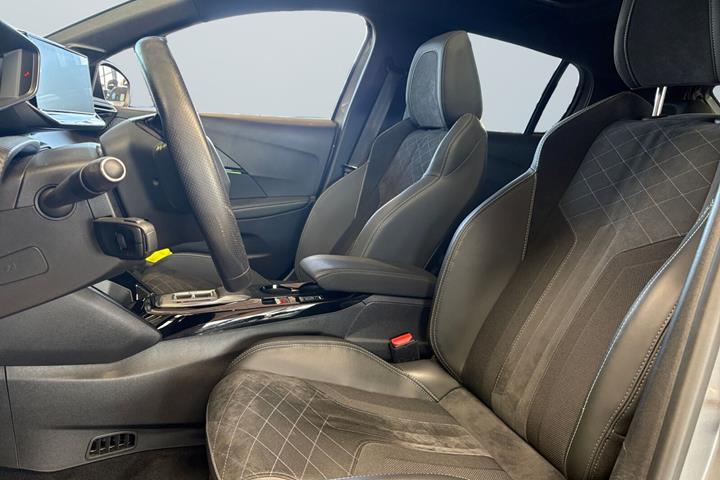 Grå Peugeot e-208 fra 2022