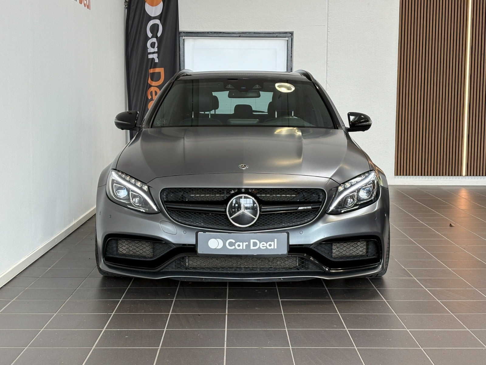 Grå Mercedes C63 fra 2017
