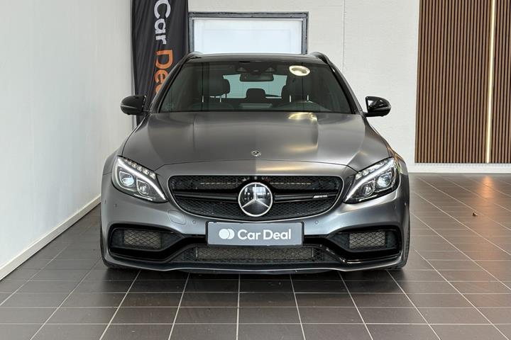 Grå Mercedes C63 fra 2017
