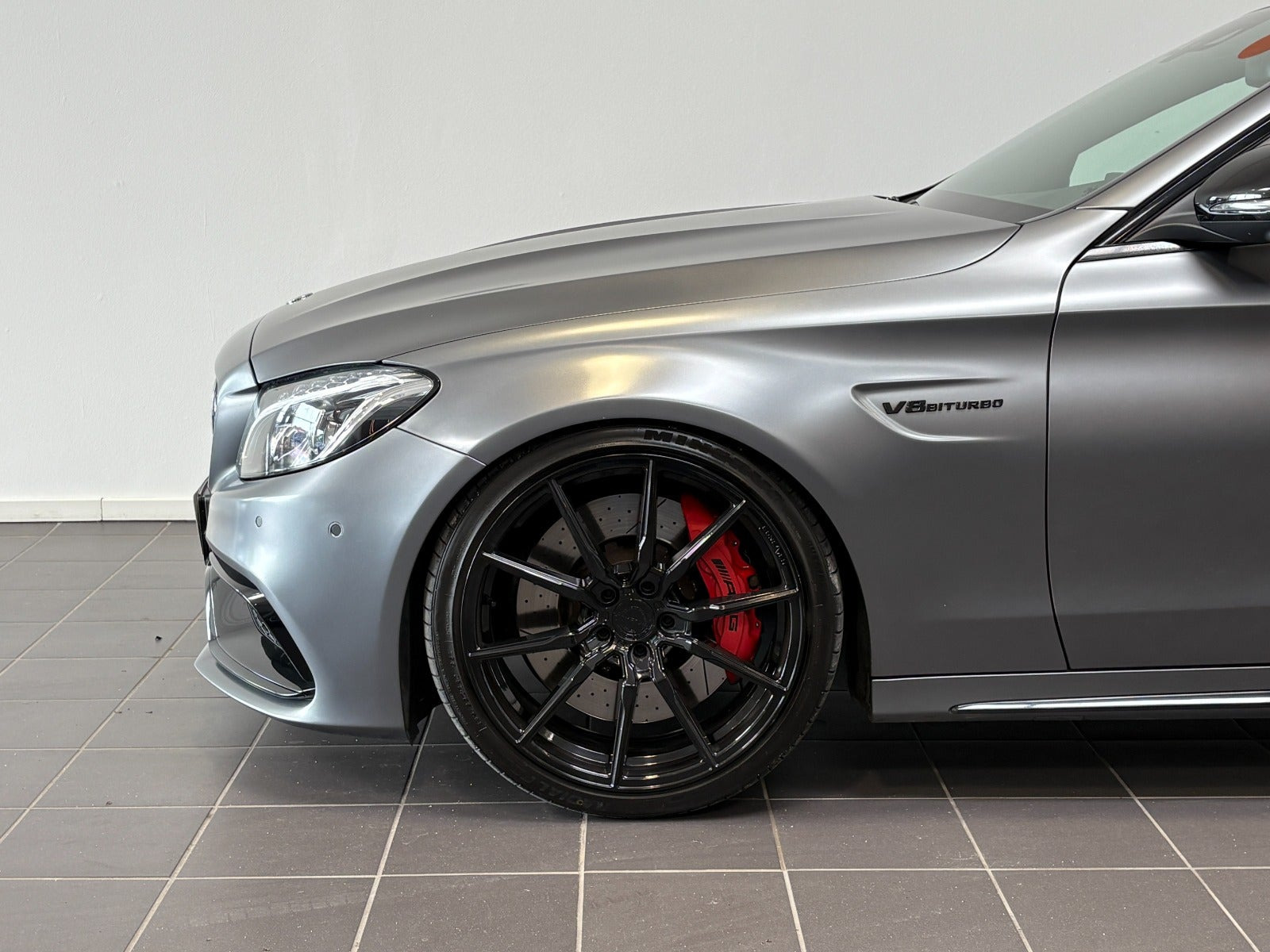 Grå Mercedes C63 fra 2017